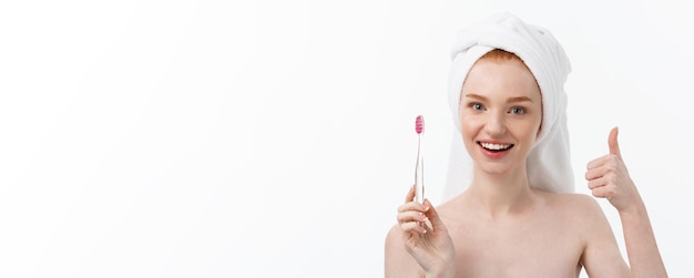 Photo gratuite portrait de jeune femme avec une brosse à dents sur fond gris