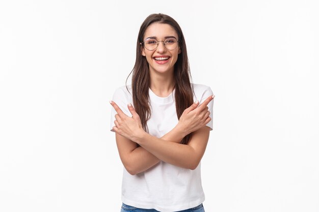 Portrait de jeune femme brune souriante enthousiaste à lunettes