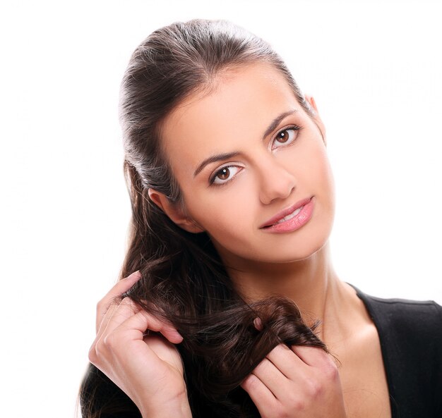 Portrait de jeune femme brune