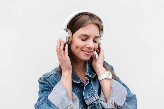 Portrait jeune femme avec un casque