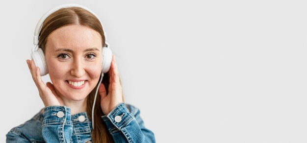 Portrait jeune femme avec un casque