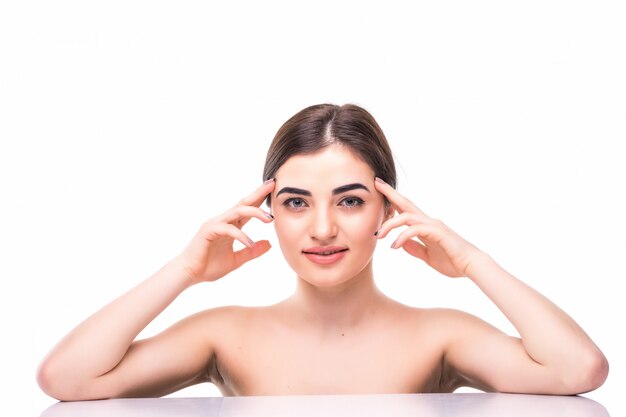 Portrait de jeune femme caucasienne belle toucher son visage isolé. Visage nettoyant, peau parfaite. soins de la peau, cosmétologie