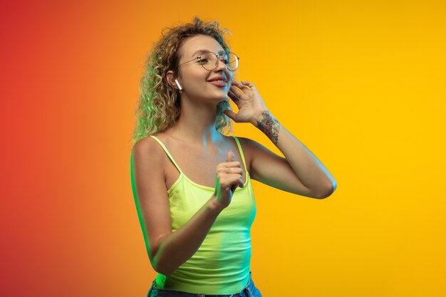 Portrait de jeune femme caucasienne isolé sur mur dégradé