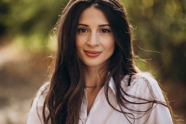 Portrait de jeune femme en chemise blanche