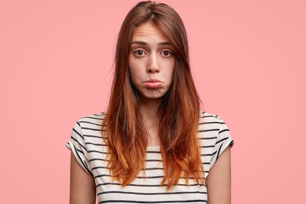 Portrait de jeune femme avec chemise rayée