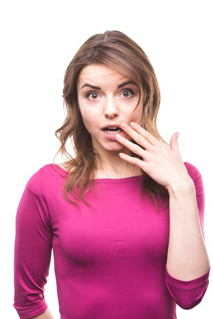 Portrait d&#39;une jeune femme choquée