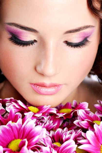 Portrait de jeune femme avec chrysanthème. Traitement de Spa.