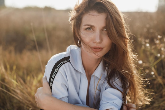 portrait d'une jeune femme confortable à l'extérieur