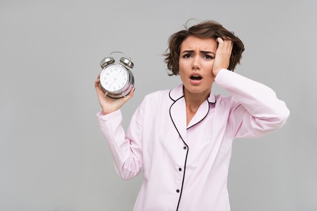 Portrait d'une jeune femme confuse en pyjama