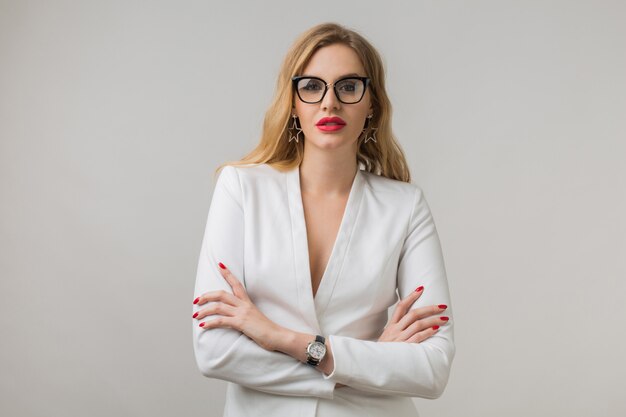 Portrait de jeune femme en costume blanc et lunettes