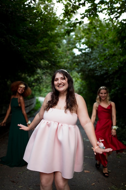Portrait de jeune femme à côté de ses amis au bal