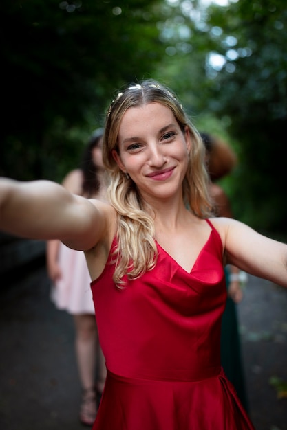 Portrait de jeune femme à côté de ses amis au bal