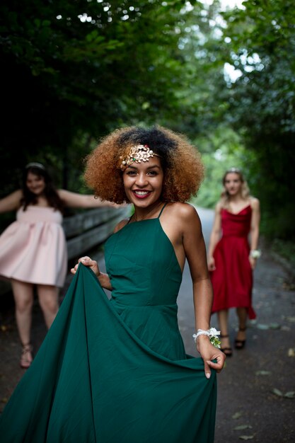 Portrait de jeune femme à côté de ses amis au bal