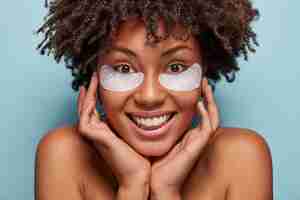 Photo gratuite portrait de jeune femme avec coupe de cheveux afro et cache-yeux