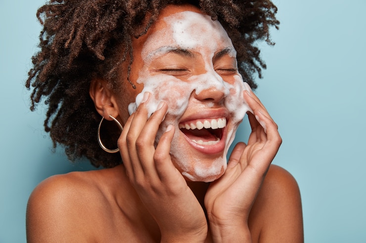 Photo gratuit portrait de jeune femme avec coupe de cheveux afro laver sa peau