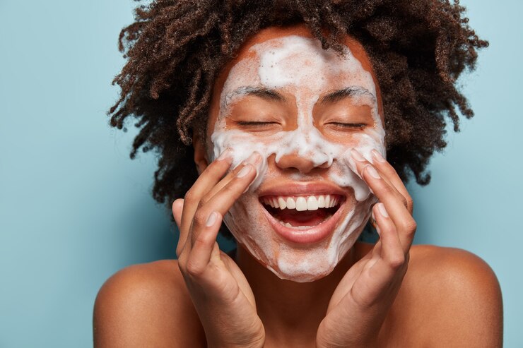 Photo gratuit portrait de jeune femme avec coupe de cheveux afro laver sa peau
