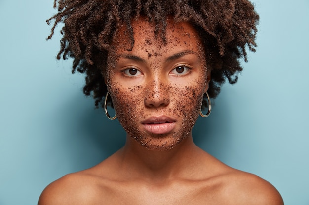 Photo gratuite portrait de jeune femme avec coupe de cheveux afro et masque facial