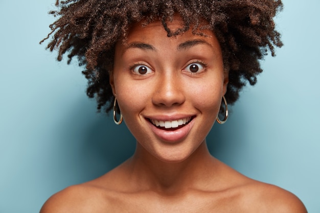 Photo gratuite portrait de jeune femme avec coupe de cheveux afro