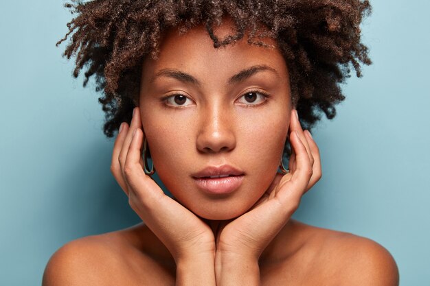 Portrait de jeune femme avec coupe de cheveux afro