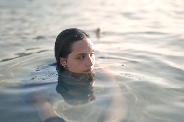 portrait de jeune femme dans l'eau