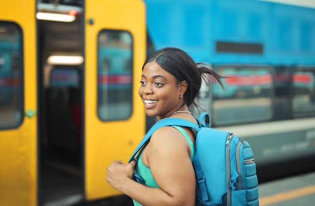 portrait d'une jeune femme dans une gare