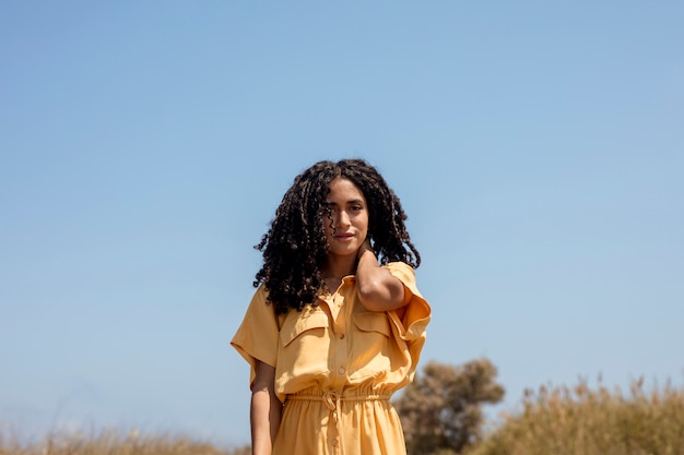 Portrait de jeune femme dans la nature