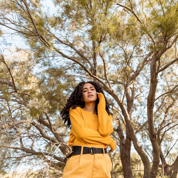 Photo gratuite portrait de jeune femme dans la nature