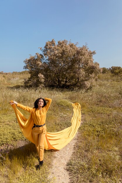 Portrait de jeune femme dans la nature