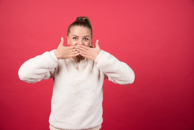 Portrait d'une jeune femme debout et soufflant un baiser d'air