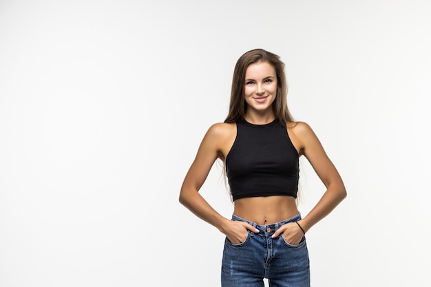 Portrait de jeune femme décontractée isolé sur blanc.