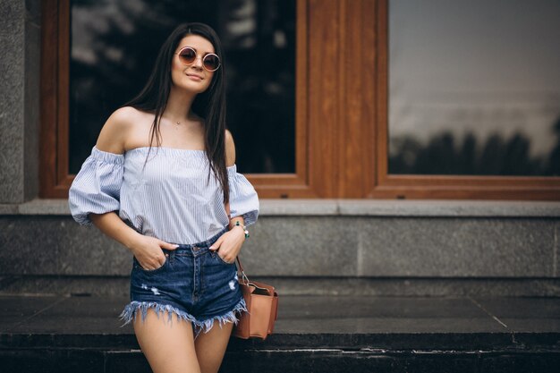 Portrait d&#39;une jeune femme devant un centre de bureau