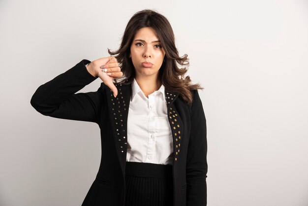 Portrait de jeune femme donnant les pouces vers le bas.