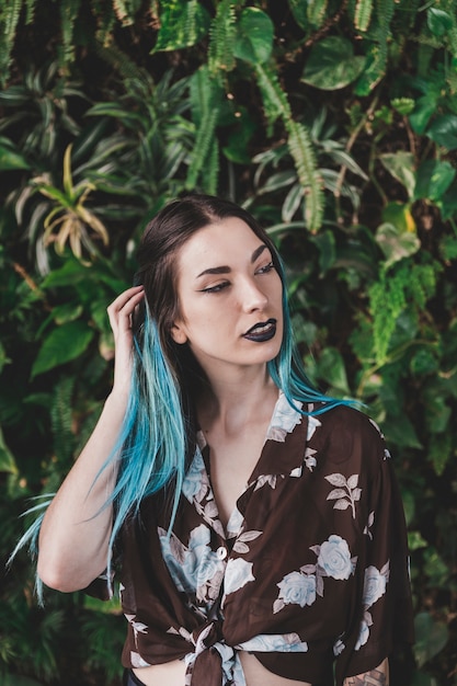 Portrait de jeune femme élégante avec un maquillage de style gothique