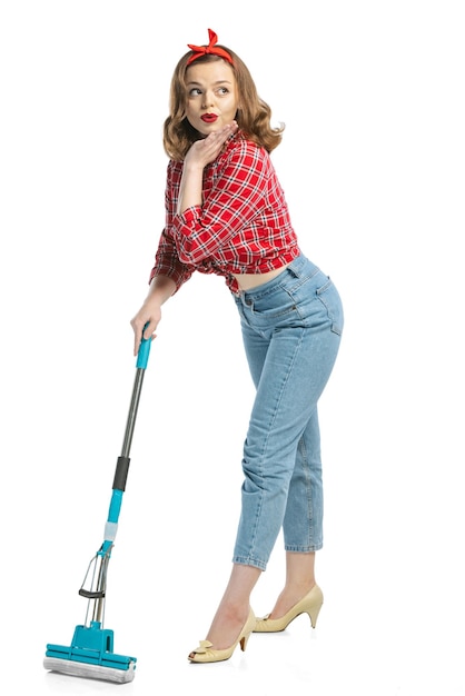 Photo gratuite portrait de jeune femme élégante avec nettoyage de vadrouille isolé sur fond blanc