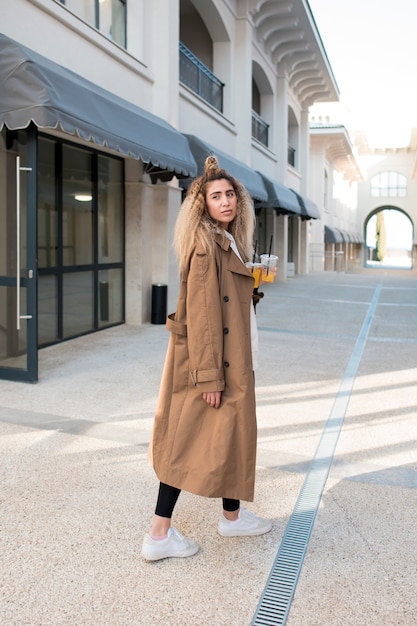 Portrait de jeune femme élégante posant à l'extérieur