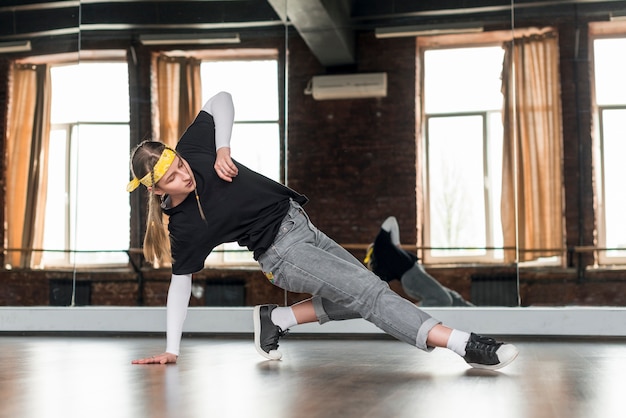 Portrait d&#39;une jeune femme élégante pratiquant la danse en studio