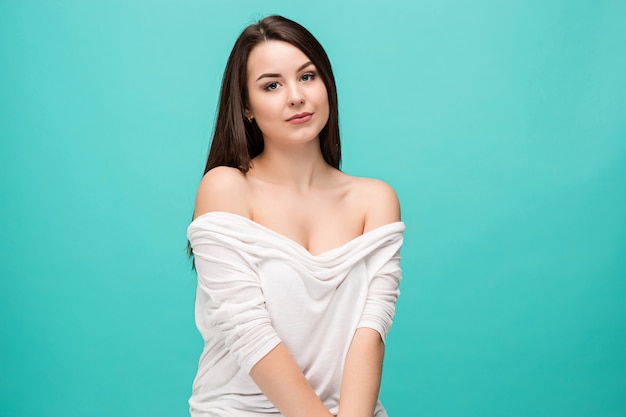 Le portrait de la jeune femme avec des émotions heureuses