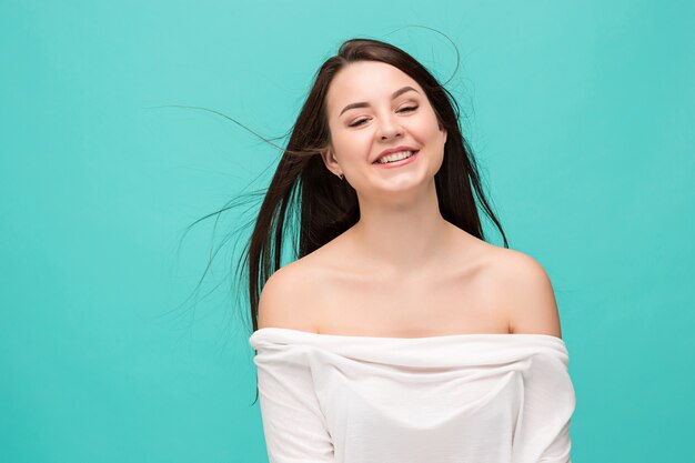 portrait de jeune femme avec des émotions heureuses