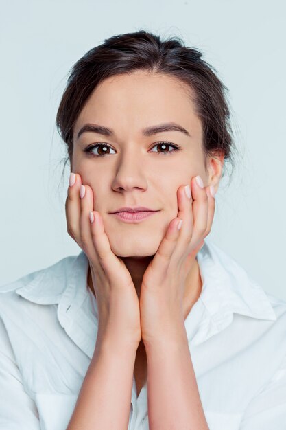 Le portrait de la jeune femme avec des émotions heureuses