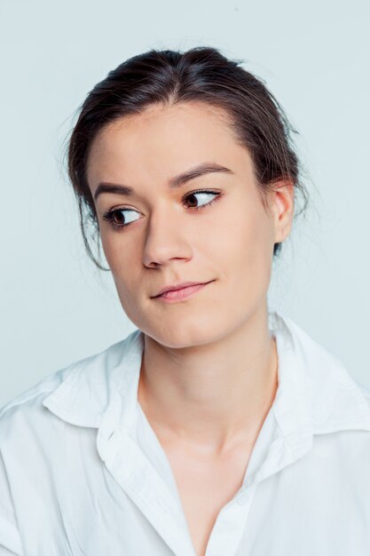 Le portrait de la jeune femme avec des émotions réfléchies