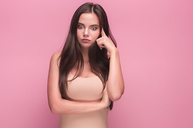 Le portrait de la jeune femme avec des émotions tristes