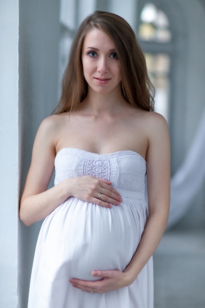 Portrait de la jeune femme enceinte