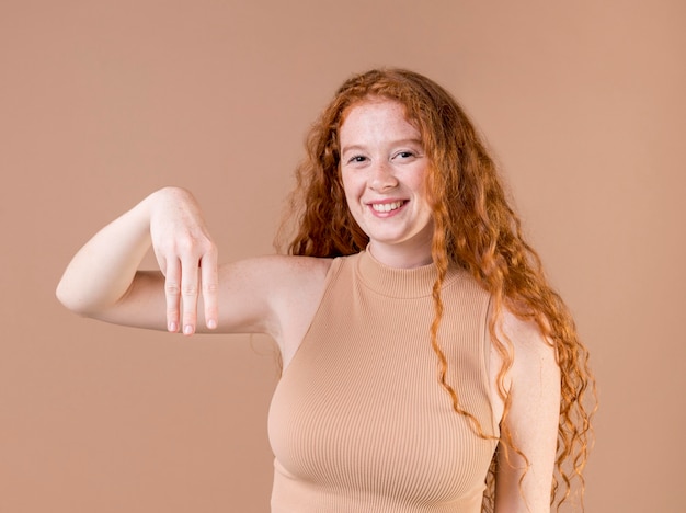 Portrait d'une jeune femme enseignant la langue des signes