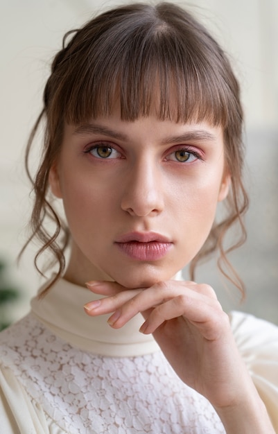 Portrait de jeune femme à l'esthétique de jardin romantique