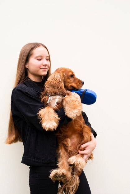 Portrait de jeune femme étreignant son chien