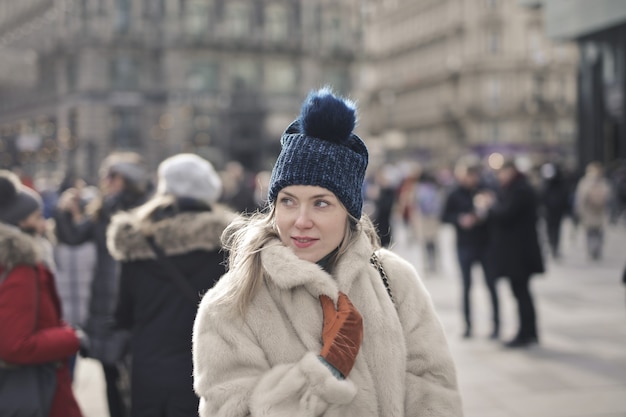 Portrait d'une jeune femme européenne dans un manteau de fourrure et un chapeau à l'extérieur