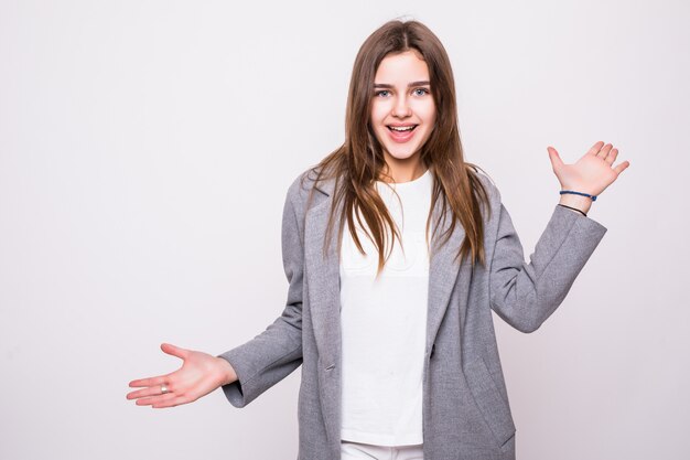 Portrait d'une jeune femme excitée avec succès sur fond gris.