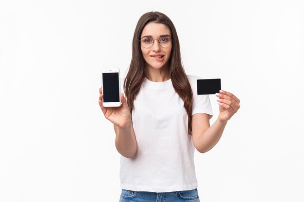 Portrait de jeune femme excitée et tentante aime faire du shopping