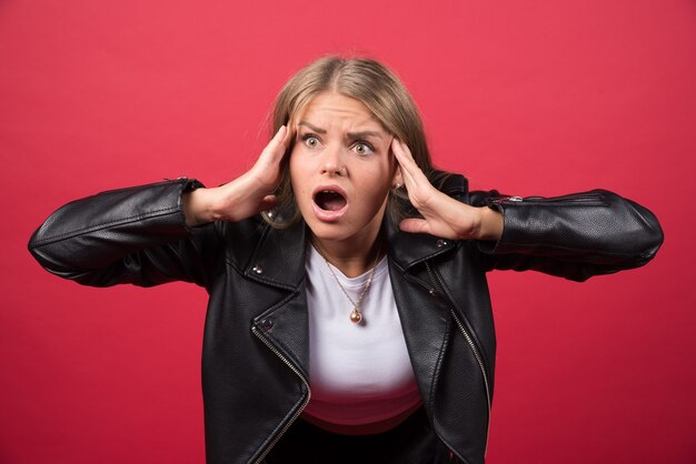 Portrait de jeune femme avec une expression faciale choquée