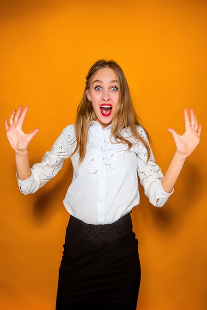 Portrait de jeune femme avec une expression faciale choquée